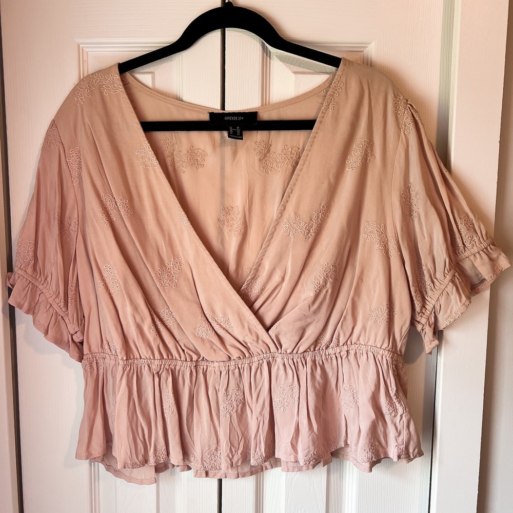BLUSH CROPPED BLOUSE
FOREVER 21 +
NWOT
SIZE 2X